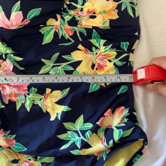 Tommy Bahama® Sun  Lilies Twist Front
Shirred Bandeau One Piece size 8 - Picture 9 of 11